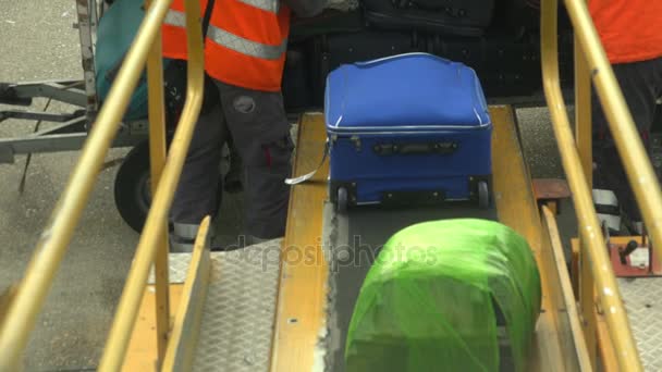 Chargement des valises sur avion — Video