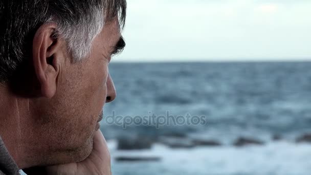 50 jarige man Peinzend over de zee — Stockvideo