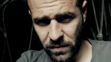 depresif adam kamera karanlıkta sabit.