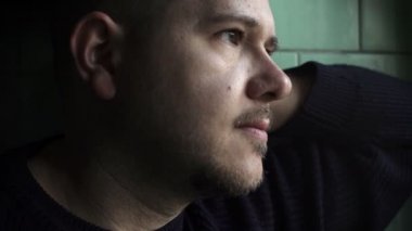 endişeli adam pencerede görünüyor