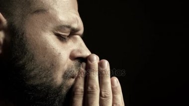 Genç bir adam dua profili
