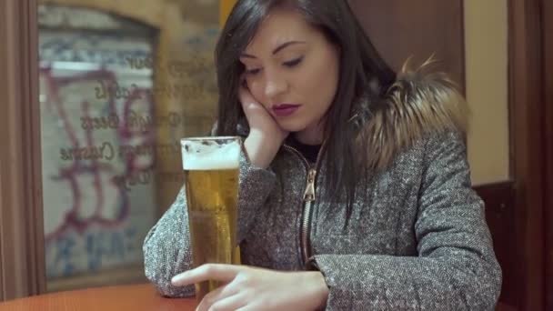 Sad lonely woman bar while drinking a beer — Stock Video