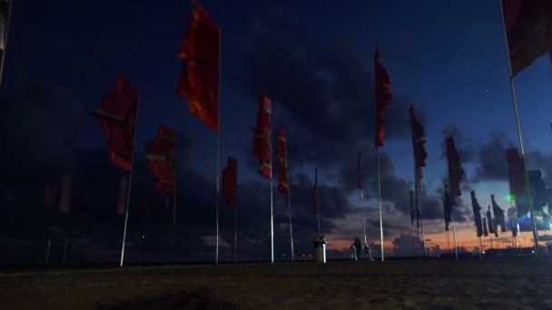 Banderas de colores ondeando en el viento en la playa- Womad World festival Fuerteventur — Vídeo de stock