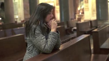 dua, kilisede diz çökmüş dini kız