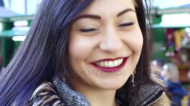 Seksi kadın kameraya gülümseyen