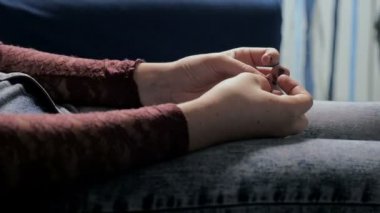 psikolog tarafından oturumda genç sinir kadın elinde
