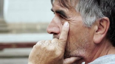 derin düşünen olgun adam