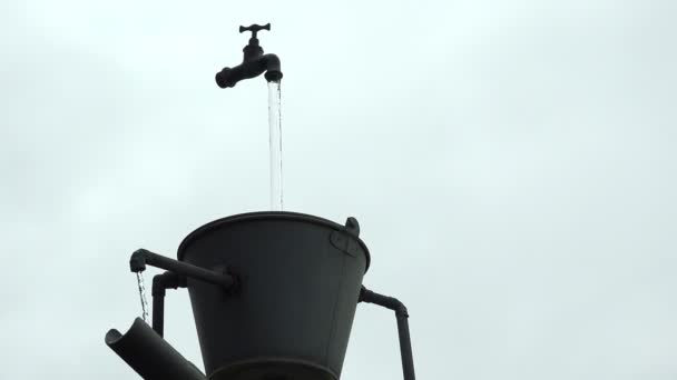 Água que flui de uma torneira velha e termina em um balde — Vídeo de Stock