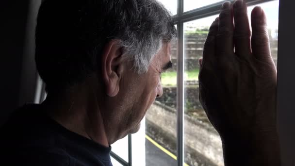 Hombre pensativo apoyado contra la ventana — Vídeo de stock