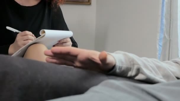 Detail der Psychotherapeutentätigkeit, die Hand des Patienten und der Arzt notieren — Stockvideo
