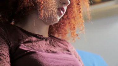 hasta Kızıl saçlı psikolog için sorunları ortaya çıkarır.