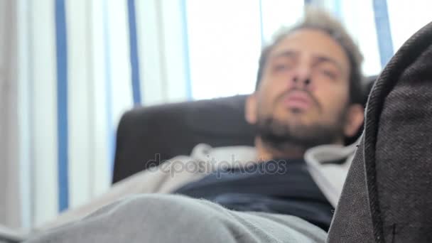 Patiënt op de Bank in gesprek met de psycholoog — Stockvideo