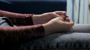 psikolog tarafından oturumda genç sinir kadın elinde