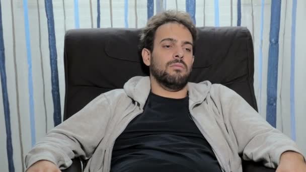 Hangsúlyozta, az ember feküdt a kanapén, beszél a pszichiáter — Stock videók
