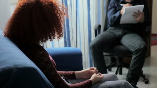 Пацієнт рудоволосий викриває свої проблеми психологу — стокове відео