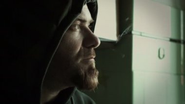 düşünceli yakışıklı adam