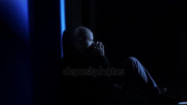 Köşe dua alacakaranlıkta çömelme adam