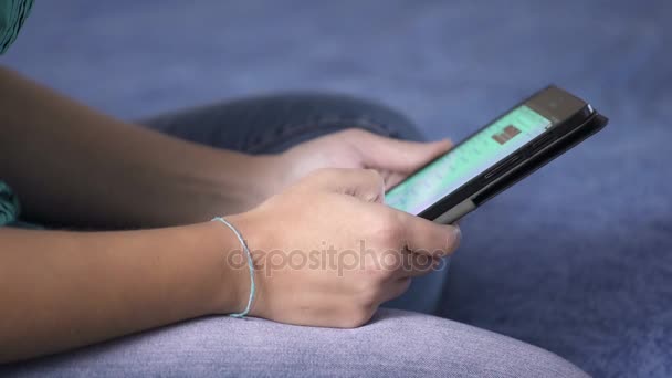 Detalhe das mãos da mulher conversando sobre whatsapp — Vídeo de Stock