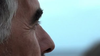 Olgun adam açık havada gökyüzüne görünüyor