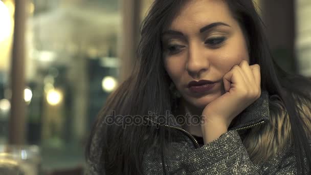 バーで悲しい、孤独な女性 — ストック動画