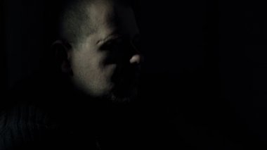 Bu katil uğursuzca karanlıkta kamera görünüyor.