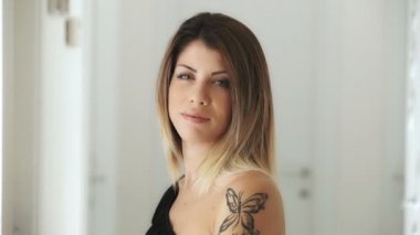 sarışın kadın onun baş ve gülümseyerek kameraya döner