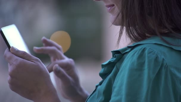 Vrouw profiel geamuseerd tijdens het gebruik van de tablet — Stockvideo