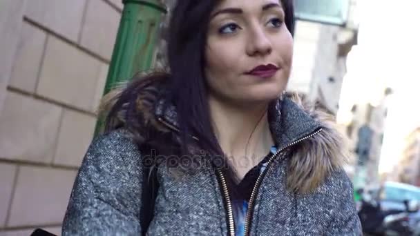 Dowcipny i zabawny dziewczyna dostaje selfie na ulicy — Wideo stockowe