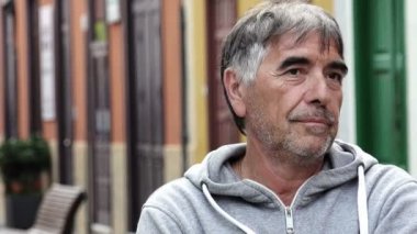 turist kameraya benziyor