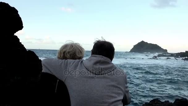 Mört par embracing vid havet — Stockvideo