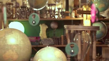 genç kadın bir antikacı dükkanından eski bir Dünya Haritası ile çalış