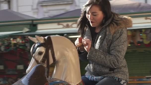 Femme insouciante s'amuse sur le carrousel — Video