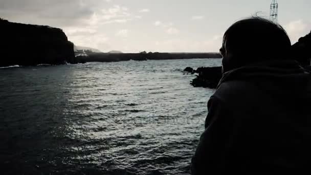 El hombre observa el mar en un día de invierno — Vídeos de Stock