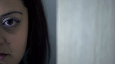 üzgün ve depresyonda kadın kafasını duvara aittir