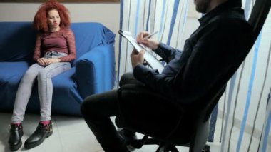 sorunlu genç psikolog tarafından oturan