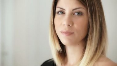 Seksi sarışın kadın kameraya öpücük gönderir