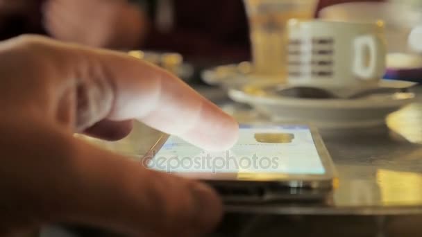 Hand van de mens met behulp van smartphone bij het ontbijt — Stockvideo