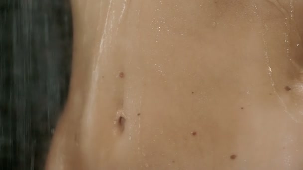 Detail of sexy belly of a woman in the shower — Stockvideo