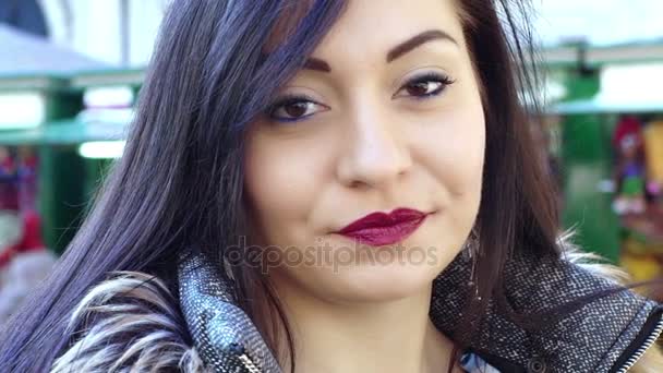 Seducente giovane donna guarda la fotocamera — Video Stock