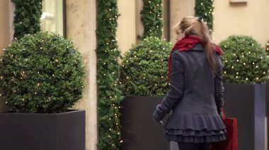 alışveriş sırasında iki arkadaşlar