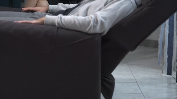 Hombre con barba acostado en el sofá hablando con un psiquiatra — Vídeo de stock