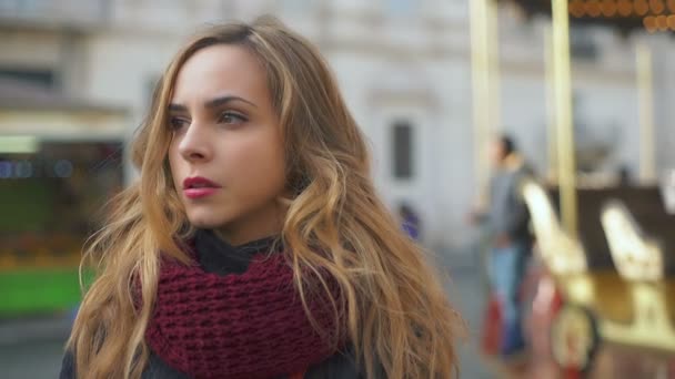 Femme triste et coûteuse attendant quelqu'un près d'un carrousel — Video