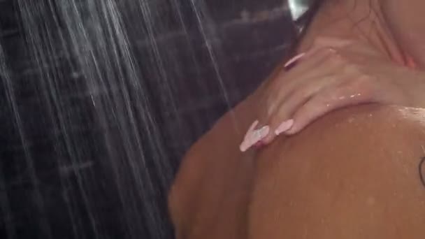 Sexy mujer rubia tatuado lavado en la ducha — Vídeos de Stock