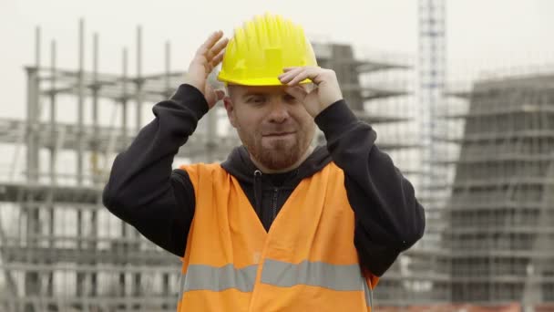 カメラに向かって笑みを浮かべてヤードの労働者 — ストック動画