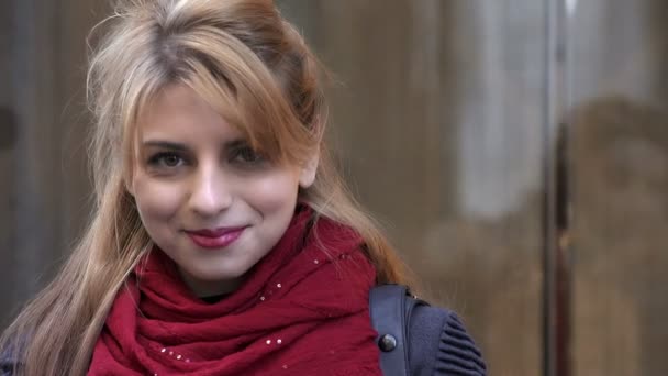 Beautiful young girl in the street smiling at the camera — Stock Video