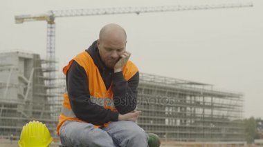 üzgün ve depresyonda genç işçi