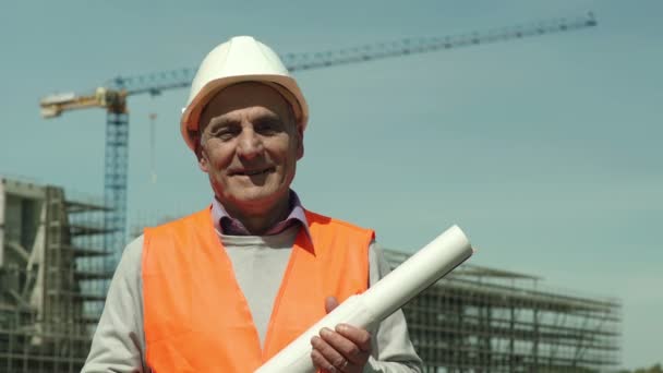 Foreman gelukkig glimlacht naar de camera — Stockvideo