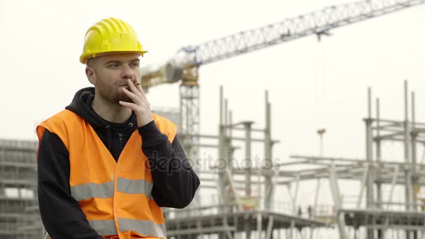 Doordachte werknemer rookt een sigaret tijdens een pauze — Stockvideo