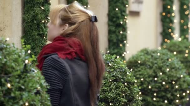 Blonde woman meets a friend while doing shopping — Stock Video