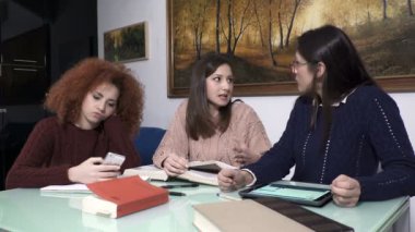 Üç genç evde eğitim